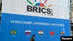 2023年8月19日，南非约翰内斯堡桑顿会议中心外，金砖国家峰会计划在这里举行。