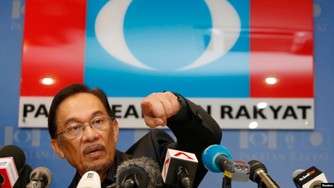 Malaysia's opposition leader Anwar Ibrahim gestures during a news conference at his party's headquarters in Petaling Jaya, outside Kuala Lumpur, May 7, 2013. 
