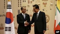 9일 한국 청와대에서 정상회담에 앞서 악수를 나누는 테인 세인 버마 대통령(왼쪽)과 이명박 한국 대통령.