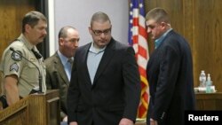 星期二晚间，劳斯(中)被判2013年2月在一个靶场和度假地谋杀凯尔及其朋友利特菲尔德的罪名成立。