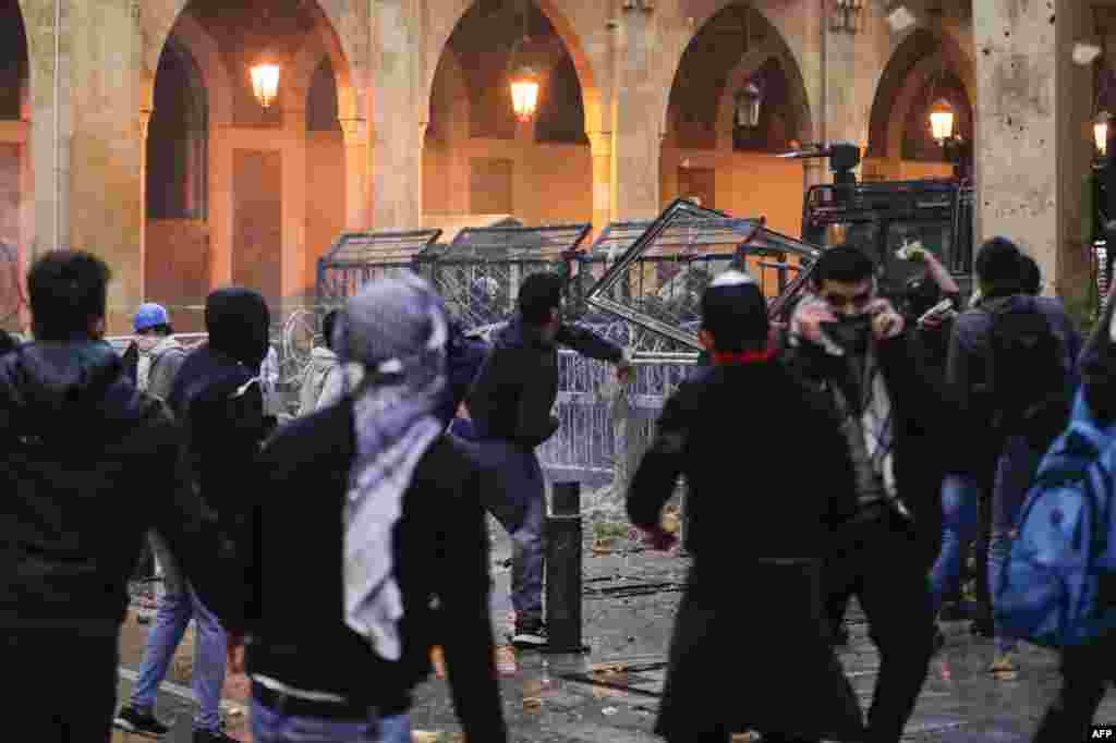 مظاہرین نے پولیس اہل کاروں پر پتھراؤ کیا اور نعرے لگائے۔ حکومت مخالف مظاہرین نے سیکیورٹی رکاوٹوں کو توڑنے کی کوشش کی جس کے بعد جھڑپوں میں اضافہ ہوگیا۔&nbsp; &nbsp;