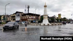 Kawasan Tugu Yogya, yang biasanya menjadi pusat pesta kembang api, rencananya akan ditutup pada pergantian tahun kali ini. (Foto: VOA/Nurhadi Sucahyo)