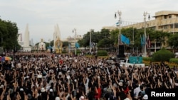 ဘန်ကောက်မြို့ ဒီမိုကရေစီ ကျောက်တိုင်အနီး စုဝေးနေသည့် ထိုင်းအစိုးရဆန့်ကျင် ဆန္ဒပြနေသူများ။ (သြဂုတ် ၁၆၊ ၂၀၂၀)