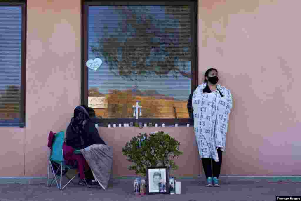 미국 뉴멕시코주 라스크루시스의 메모리알 메디컬 센터에서 신종 코로나바이러스 입원 환자 가족들이 창문을 통해 환자와 만나고 있다. 