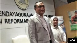 Menteri Pendayagunaan Aparatur Negara Syafruddin (kiri) menjelaskan tentang rencana penyelenggaraan Forum Layanan Publik internasional (IPS). (Foto: VOA/Fathiyah)