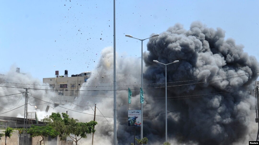 Asap mengepul dari sebuah ledakan yang menurut seorang saksi disebabkan oleh serangan udara Israel di Gaza City (23/8).