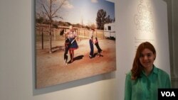 La joven artista Bega Anton viajó durante casi un año por diferentes estados de EE.UU. para recopilar su obra que lleva el nombre de "Everybody loves to Chachachá". [Foto: Alejandro Escalona, VOA].