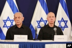 FILE - Perdana Menteri Israel Benjamin Netanyahu (kiri) dan Menteri Pertahanan Yoav Gallant dalam konferensi pers di pangkalan militer Kirya di Tel Aviv, Israel, Sabtu, 28 Oktober 2023. (Abir Sultan/Pool Photo via AP, File)