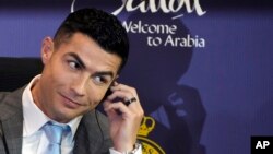 Bintang sepak bola Cristiano Ronaldo berbicara saat konferensi pers untuk perkenalan resminya sebagai anggota baru klub sepak bola Al Nassr di Riyadh, Arab Saudi, Selasa, 3 Januari 2023. (Foto: AP)