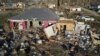 Casas con grandes daños después del paso de un tornado por Sullivan, Indiana, el 2 de abril de 2023.