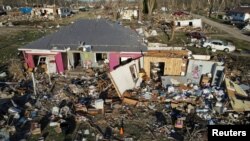 Casas con grandes daños después del paso de un tornado por Sullivan, Indiana, el 2 de abril de 2023.