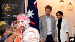 Pangeran Harry (tengah) dan istrinya, Meghan (kanan) menghadiri acara makan siang yang diadakan Perdana Menteri Australia Scott Morrison bersama dengan para peserta pesta olahraga veteran perang, Invictus Games, di Sydney, Australia, Minggu, 21 Oktober 2018.