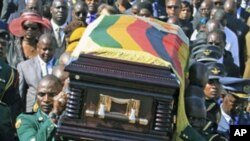 Soldiers carry the coffin of former Zimbabwean army general Solomon Mujuru during his funeral at Heroes Acre in Harare, Zimbabwe, August 20, 2011