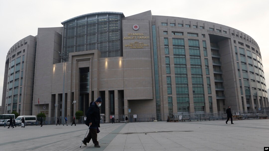 Seorang pria berjalan di luar pengadilan di mana kasus terhadap Can Dundar, pemimpin redaksi surat kabar oposisi Cumhuriyet atas spionase dan tuduhan terkait teror, digelar, di Istanbul, Rabu, 23 Desember 2020.