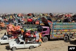 Pengungsi Afghanistan tiba dengan truk untuk melintasi perbatasan Pakistan-Afghanistan di Chaman, 31 Oktober 2023. (Abdul BASIT / AFP)