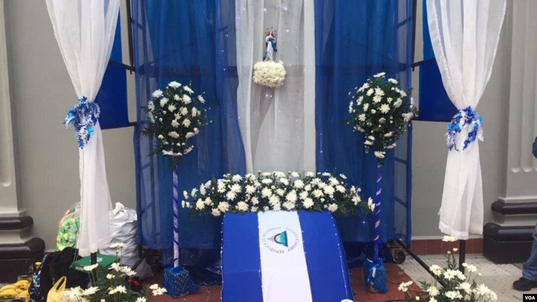 Durante la celebración de la purisima o la gritería devotos recorren las calles y visitan diferentes altares erigidos en honor a la Virgen Maria. Foto: Daliana Ocaña - VOA.