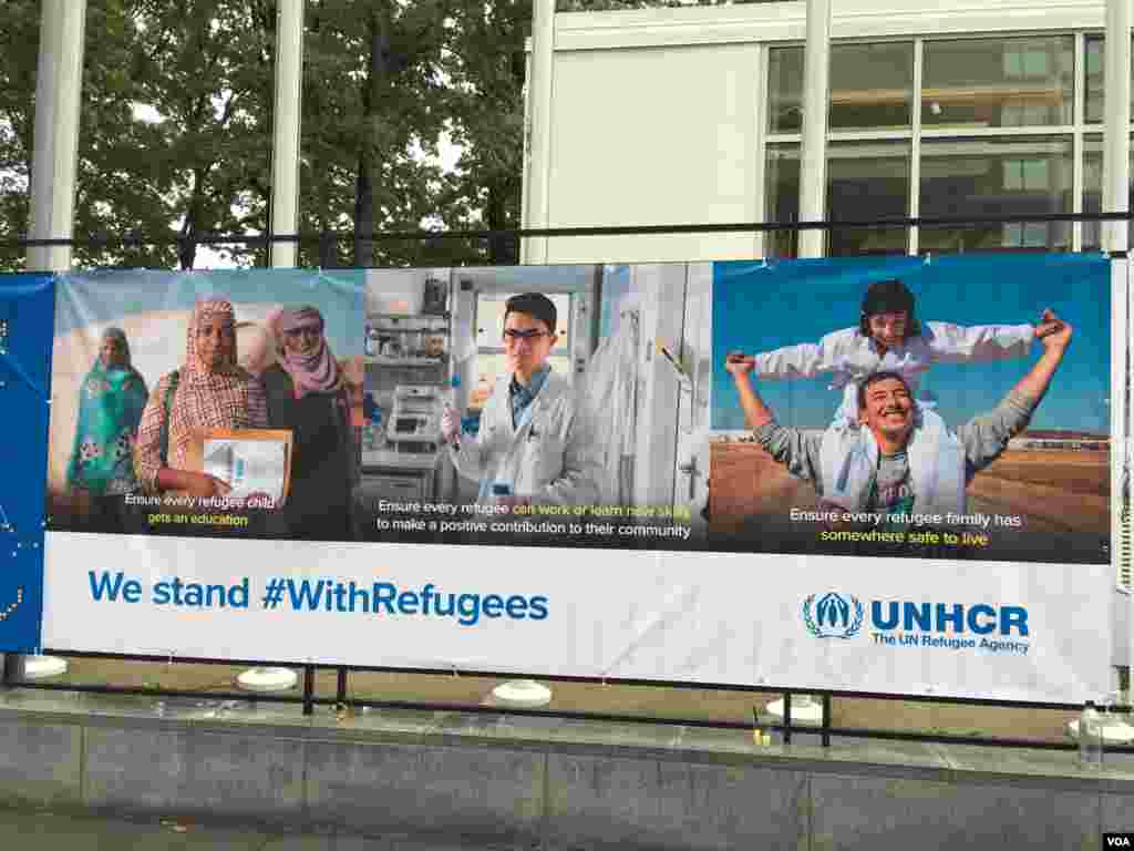 رسیدگی به وضع پناهجویان از محور موضوعات مجمع عمومی امسال است. این دو پوستر به همین موضوعات اشاره دارد. 