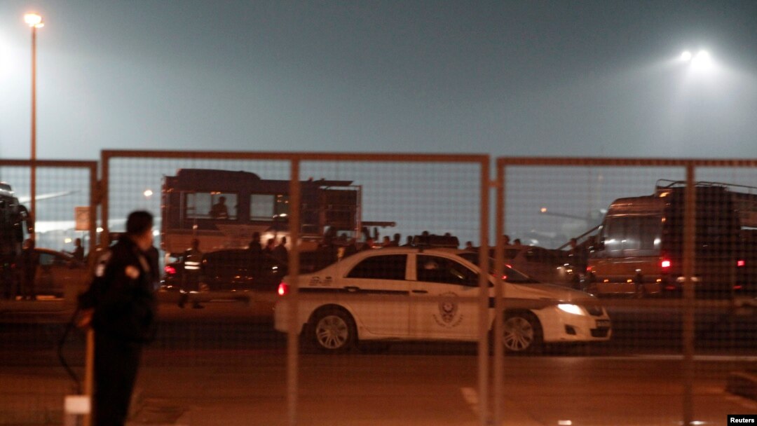 Mobil polisi menunggu di landasan bandara Sabiha Gokcen di Istanbul. Pesawat mendarat dengan selamat dari Kharkov, Ukraina.