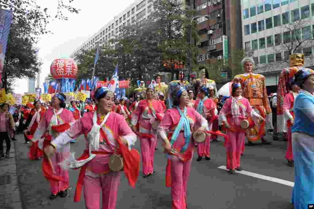 国民党1月8号在台北举行“为台湾赞出来”大游行(美国之音赵婉成拍摄)