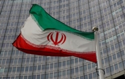 오스트리아 비엔나의 국제원자력기구(IAEA) 본부 앞에 다른 회원국 국기와 함께 이란 국기가 걸려있다.