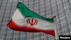 오스트리아 비엔나의 국제원자력기구(IAEA) 본부 앞에 다른 회원국 국기와 함께 이란 국기가 걸려있다.