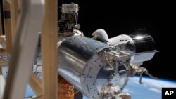 Фото швартовки SpaceX Crew Dragon з Міжнародною космічною станцією влітку 2020 року