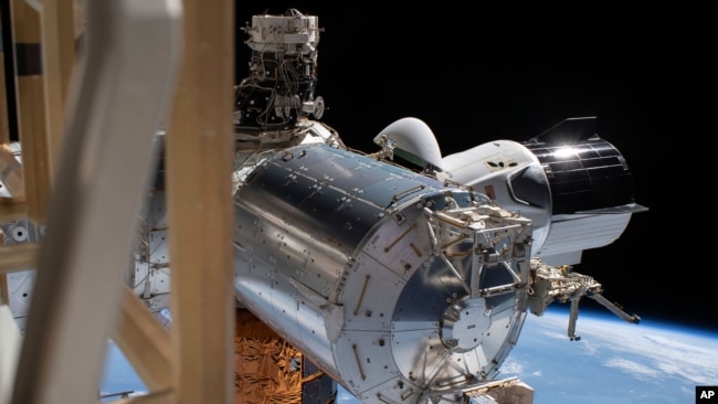 图为与国际空间站成功对接的“龙飞船”（2020年7月1日）