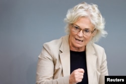 Menteri Pertahanan Jerman Christine Lambrecht, berbicara selama sesi majelis rendah parlemen Jerman (Bundestag) di Berlin, Jerman, 11 Mei 2022. (REUTERS/Hannibal Hanschke)