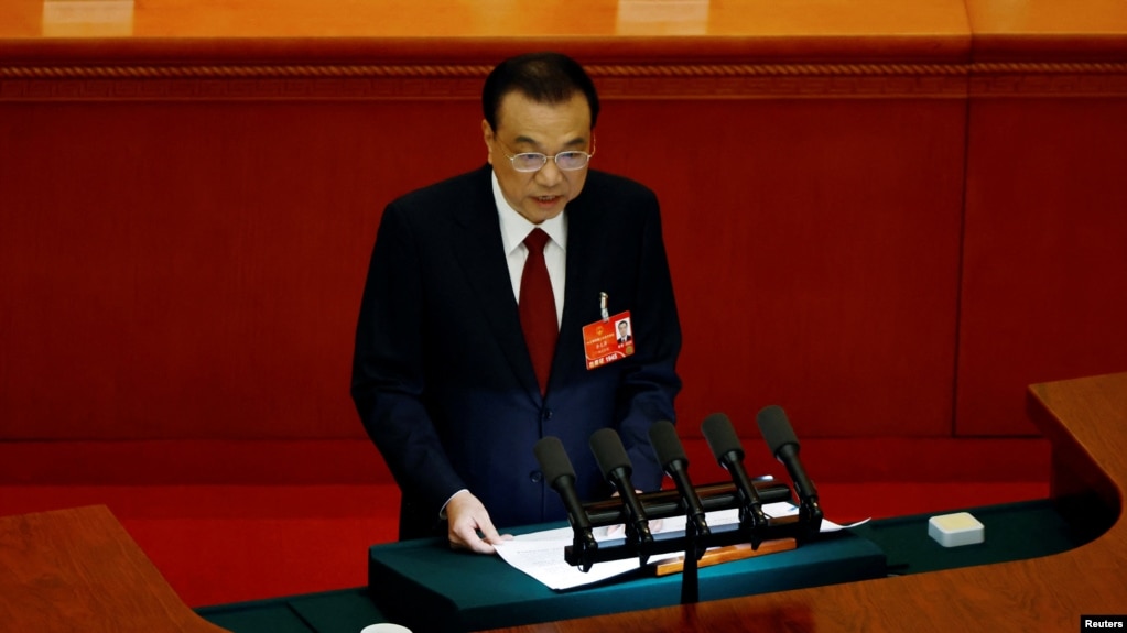 中国国务院总理李克强在2022年人大会议上作政府工作报告.(photo:VOA)