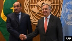 Le Secrétaire général des Nations Unies, António Guterres, à droite, avec Mohamed Ould Abdel Aziz, président de la Mauritanie, aux Nations Unies à New York, le 18 septembre 2017.