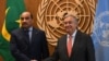 Le Secrétaire général des Nations Unies, António Guterres, a droite, s'entretient avec Mohamed Ould Abdel Aziz, président de la Mauritanie, aux Nations Unies à New York, le 18 septembre 2017.