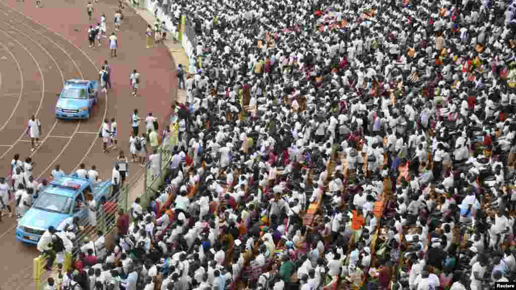 Masu neman aiki sun shiga fafitikar neman aiki da Hukumar Shige da Fici a Abuja ranar 15 ga watan Maris shekarar 2014.