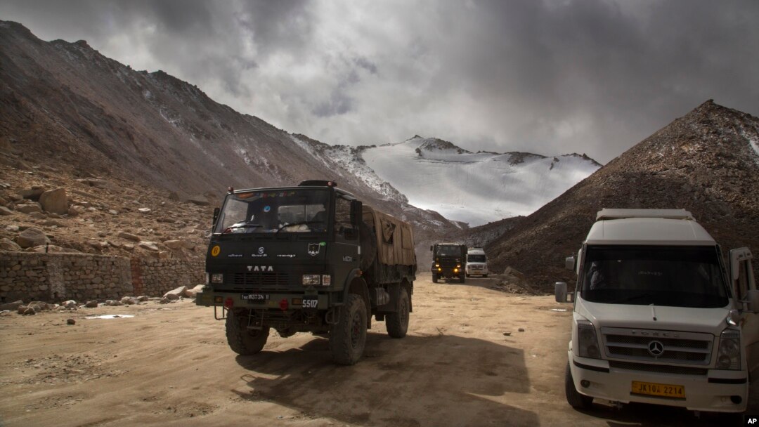 Truk militer India melakukan patroli di kawasan Himalaya dekat perbatasan dengan China (foto: ilustrasi).