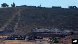 Tank dan kendaraan pasukan Turki berada di posisi dekat kota Reyhanli, Turki, yang perbatasan Suriah, Senin 9 Oktober 2017. (Foto: dok).