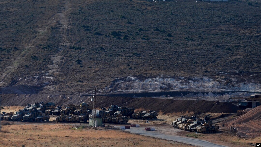 Tank-tank militer Turki disiagakan di dekat perbatasan Suriah 9 Oktober lalu (foto: dok). 