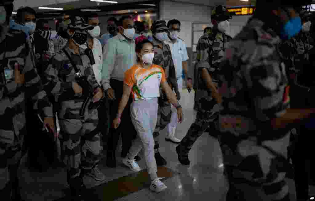 بازگشت میرابای چانو وزنه‌بردار هندی پس از کسب مدال نقره وزن ۴۸ کیلوگرم زنان در المپیک توکیو، به دهلی نو، هند