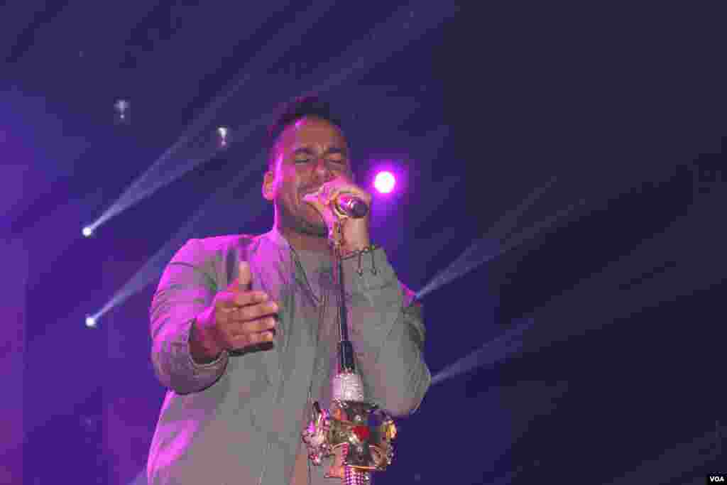 Romeo creció rodeado por música latina, ya que es de padres hispanos. De joven, perteneció a un grupo de su iglesia de canto.