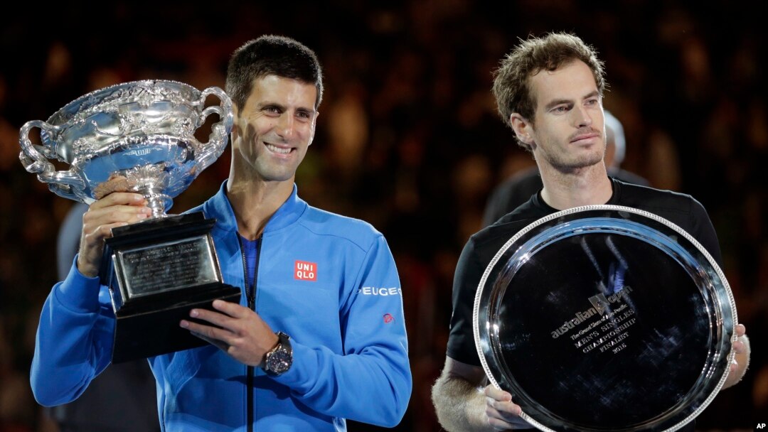 Petenis Serbia Novak Djokovic, kiri, memegang piala bersama petenis Skotlandia Andy Murray setelah memenangkan kejuaraan tenis Australia Terbuka di Melbourne, Australia, 1 Februari 2015.