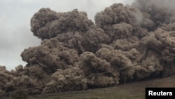 Abu panas yang dimuntahkan letusan Gunung Sinabung, terlihat dari desa Sukanalu, Karo, Sumatra Utara, 16 Juni 2015. (REUTERS/YT Haryono).