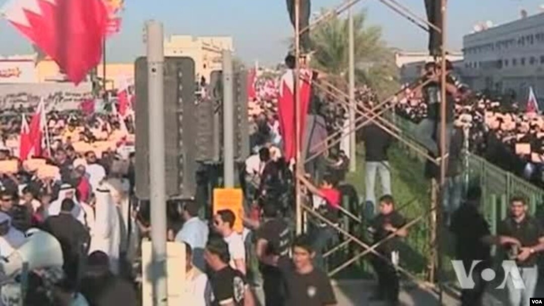 Demonstran anti-pemerintah berpawai di jalan raya Boudaya menuju ibukota Manama, Bahrain (15/2).