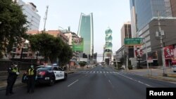 Polisi berjaga saat diberlakukannya jam malam saat merebaknya wabah corona (COVID-19) di Panama City, Panama, 31 Maret 2020. (Foto: dok).