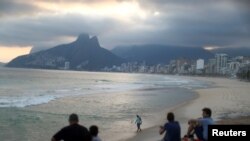 People enjoy the Ipanema beach, following the coronavirus disease (COVID-19) outbreak, in Rio de Janeiro, Brazil May 17, 2020. REUTERS/Pilar Olivares