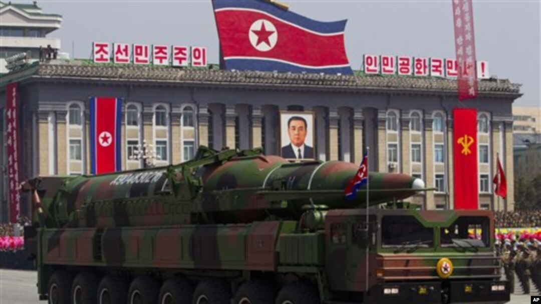 Kendaraan militer pengangkut misil yang digunakan dalam parade perayaan 100 tahun hari kelahiran mendiang pemimpin Korea Utara, Kim Il Sung ini diduga dipasok oleh Tiongkok untuk Korsel. Hal ini merupakan bukti pelanggaran TIongkok atas embargo PBB.