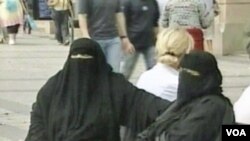 Perempuan di Perancis yang mengenakan burka di depan umum (foto: dok).