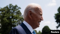 El presidente de Estados Unidos, Joe Biden, sale de la Casa Blanca desde el Jardín Sur en camino al condado de Prince George, Maryland, para un evento conjunto con la vicepresidenta de Estados Unidos, Kamala Harris, en Washington, Estados Unidos, el 15 de agosto de 2024.