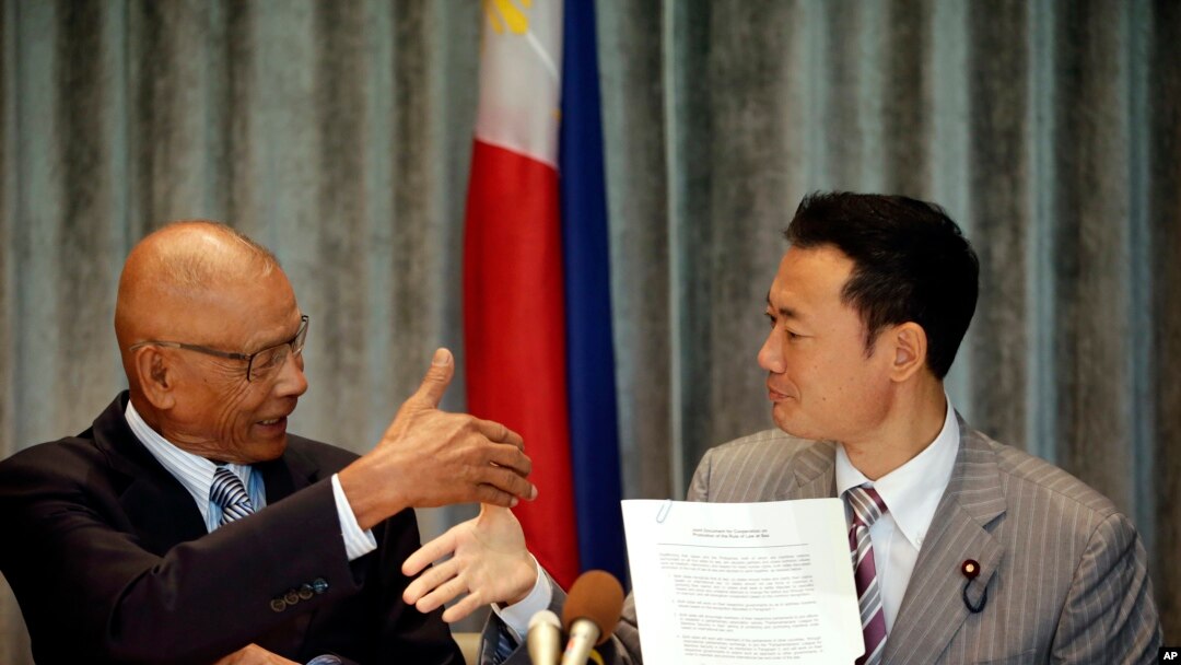 Chủ tịch Ủy ban Quốc phòng Hạ viện Philippines, Rodolfo Biazon (trái), và trưởng phái đoàn của đảng đối lập Đảng vì Thế hệ Tương lai, ông Hiroshi Nakada, bắt tay sau khi ký văn kiện tái khẳng định đôi bên giải quyết vấn đề Biển Đông hòa bình ngày 3/9/14