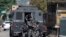 La policía sale de un vehículo blindado durante una operación contra presuntos narcotraficantes en la favela Jacarezinho de Río de Janeiro, Brasil, el jueves 6 de mayo de 2021.