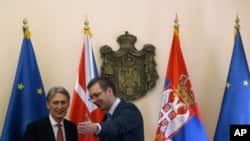 Srpski premijer Vučić dočekuje britanskog sekretara spoljnih poslova Filipa Hamonda u Beogradu, 15. januara 2015.