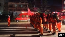 Bomberos en Longnan, en la provincia china de Gansu se preparan para dirigirse al condado de Wenxian después de un terremoto en la vecina provincia de Sichuan, el martes, 8 de agosto de 2017. 
