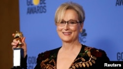 Meryl Streep holds the Cecil B. DeMille Award during the 74th Annual Golden Globe Awards in Beverly Hills, California, Jan. 8, 2017. 